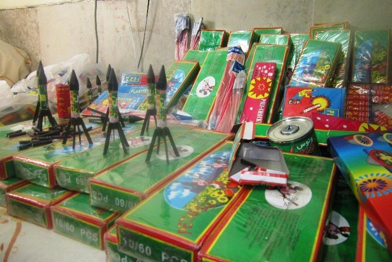 کشف بیش از 300 هزار عدد مواد محترقه در شیراز کشف بیش از 300 هزار عدد مواد محترقه در شیراز