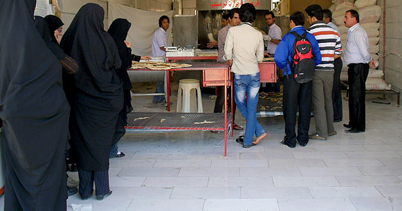 برخورد با تعطیلی غیرمجاز نانواییها در مشهد