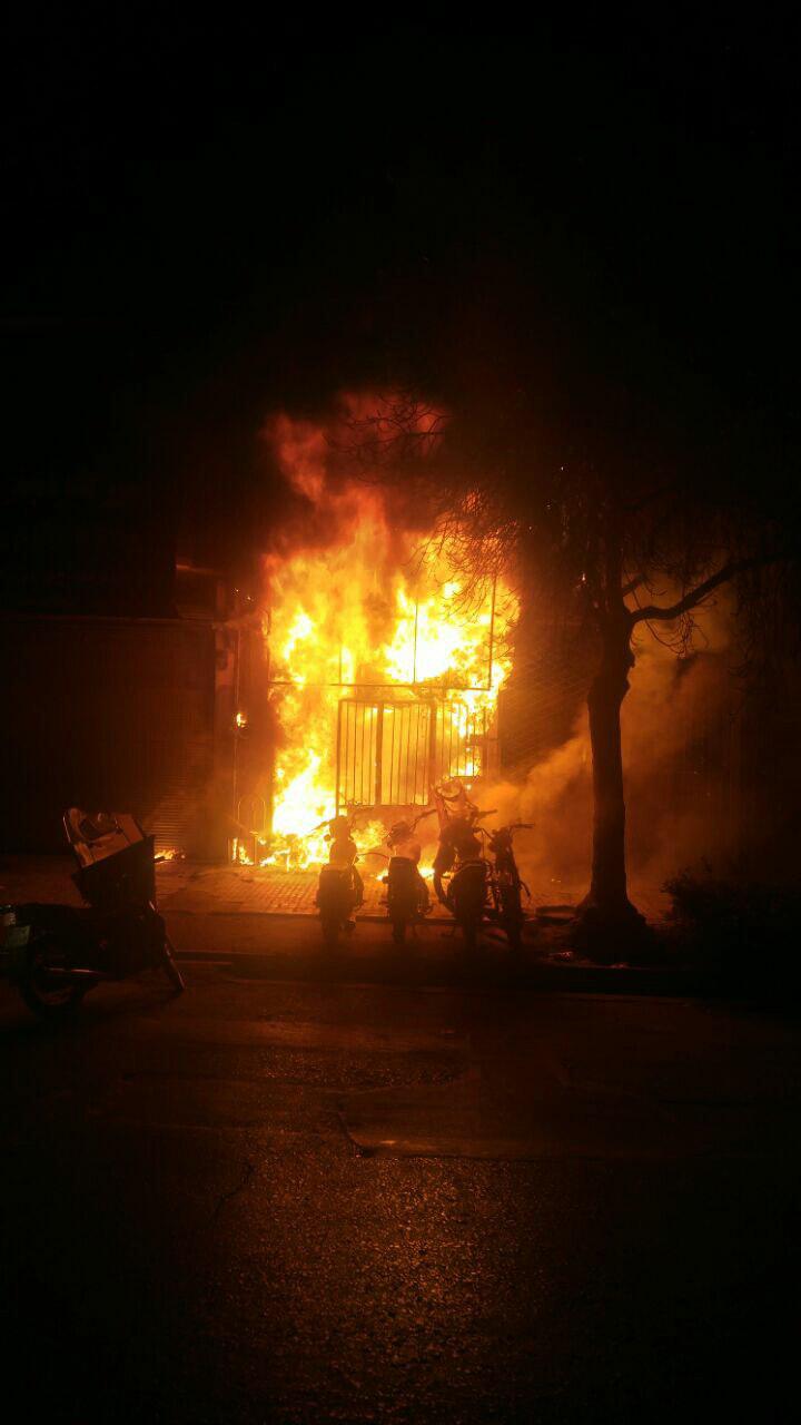 مهار آتش سوزی در تعمیرگاه موتورسیکلت