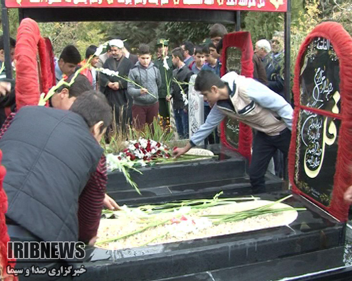 غبار روبی و گلباران مزار شهدای مهاباد غبار روبی و گلباران مزار شهدای مهاباد