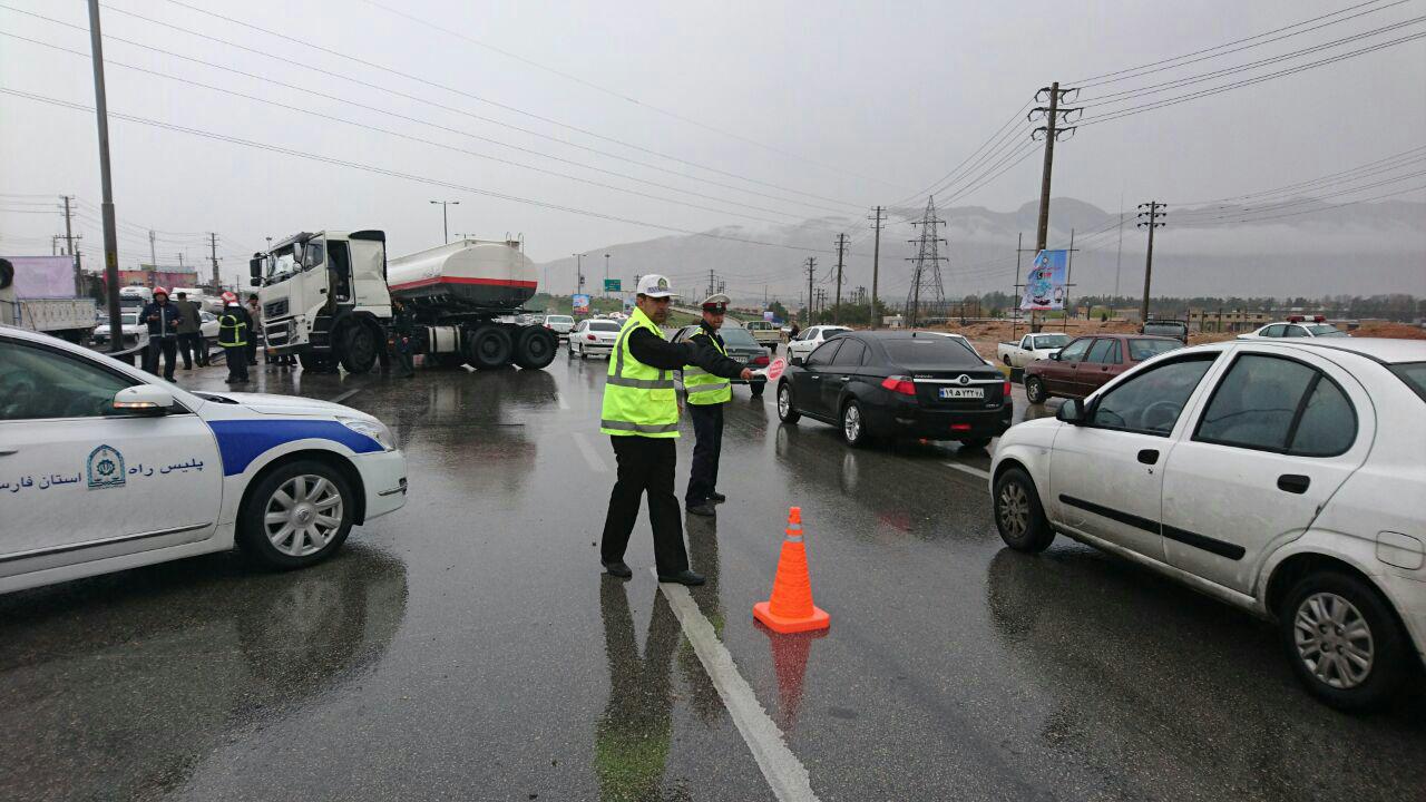 برخورد تریلی با گاردریل در نزدیکی شیراز برخورد تریلی با گاردریل در نزدیکی شیراز