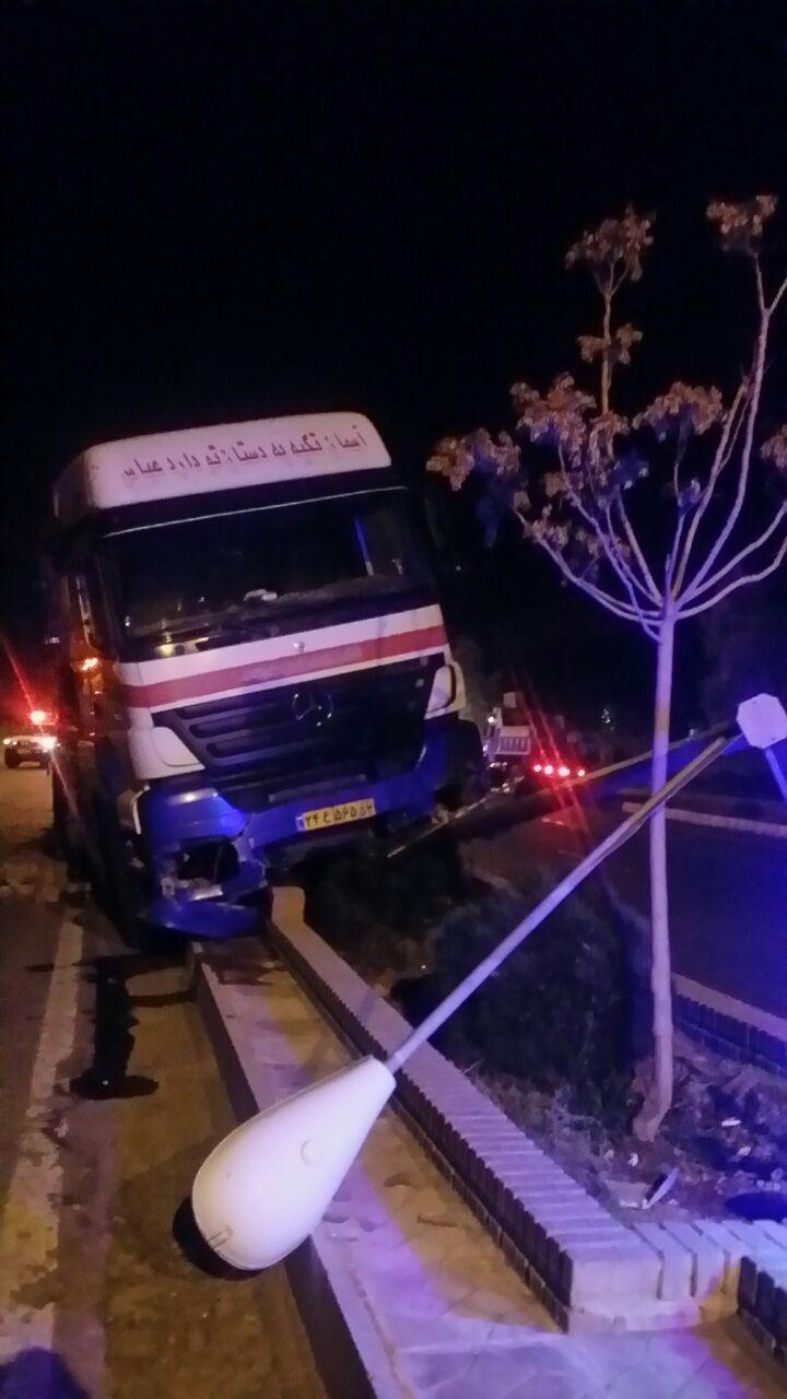 برخورد تریلر حامل سوخت با درخت و تیربرق در بیرجند