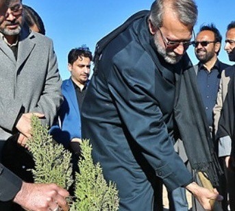 ­غرس يک اصل نهال به دست رئيس مجلس در روز درختکاري