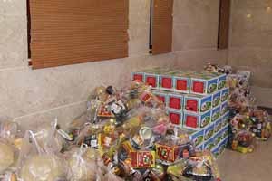 اهدای 100 سبد کالا به خانواده زندانیان رهایی شده از بند