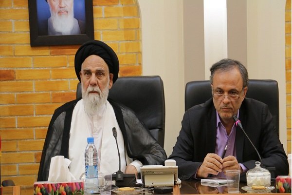 قدر دانی نماینده ولی فقیه در استان و امام جمعه کرمان و استاندار کرمان از حضور گسترده مردم در انتخابات قدر دانی نماینده ولی فقیه در استان و امام جمعه کرمان و استاندار کرمان از حضور گسترده مردم در انتخابات