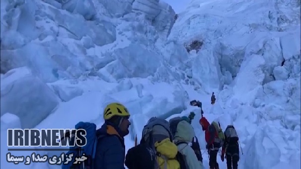 کوهنورد زنجانی بر فراز قله لوتسه