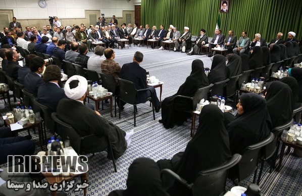 تقدیم کتاب شعر شاعر کرمانشاهی به رهبر انقلاب تقدیم کتاب شعر شاعر کرمانشاهی به رهبر انقلاب