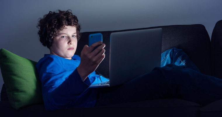 آثار مخرب اینترنت بر سلامت نوجوانان