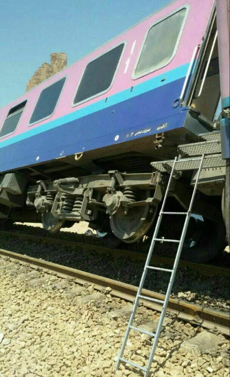 واژگونی دو واگن قطار مسافر بری اهواز – مشهد + عکس واژگونی دو واگن قطار مسافر بری اهواز – مشهد + عکس
