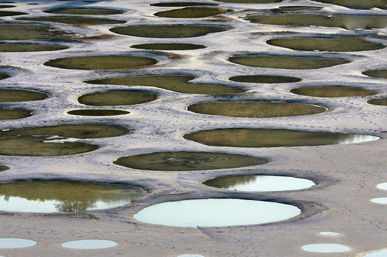 دریاچه خال خالی در کانادا