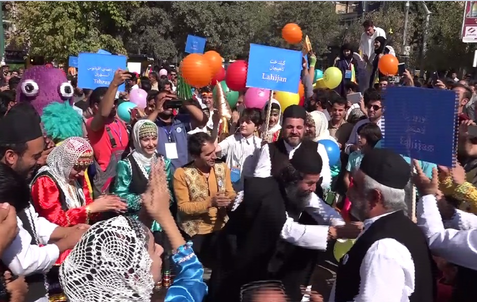 دوازدهمین جشنواره بین المللی تئاتر خیابانی مریوان با حرکت کارناول این جشنواره از داخل شهر به سمت پارک شانو آغاز شد.