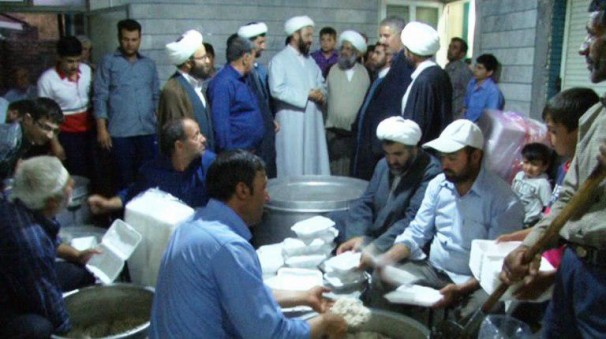 توزیع هزار و 500 پرس غذای گرم در بین زلزله زدگان روستای ایوق