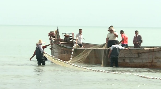 پهن شدن تور صیادان گیلانی در پهنه دریای خزر