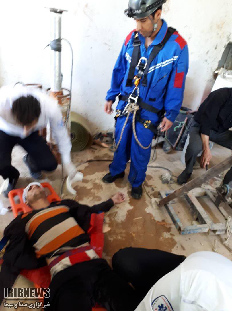 نجات شهروند کازرونی از چاه ۶۰ متری