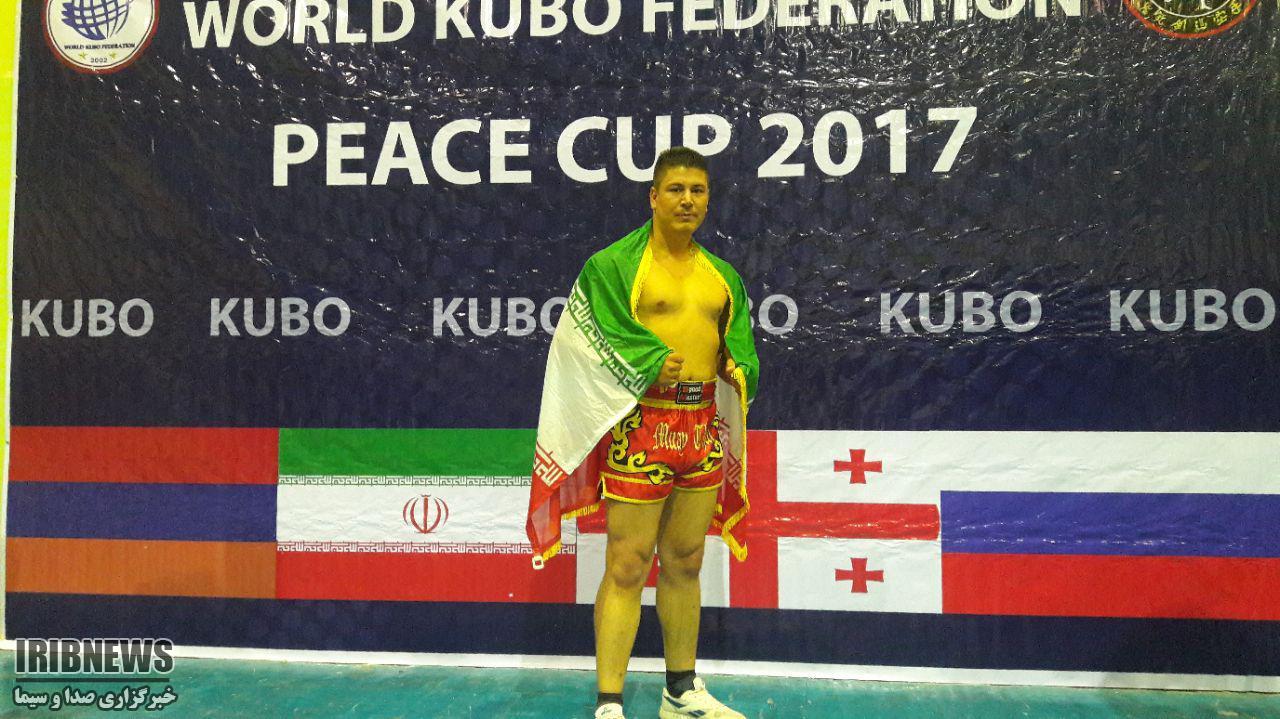 طلای کیک بوکسینگ بر گردن ورزشکار ماکویی طلای کیک بوکسینگ بر گردن ورزشکار ماکویی