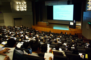 واکنش عجیب استاد به مکالمه تلفنی دانشجو در کنفرانس +فیلم واکنش عجیب استاد به مکالمه تلفنی دانشجو در کنفرانس +فیلم