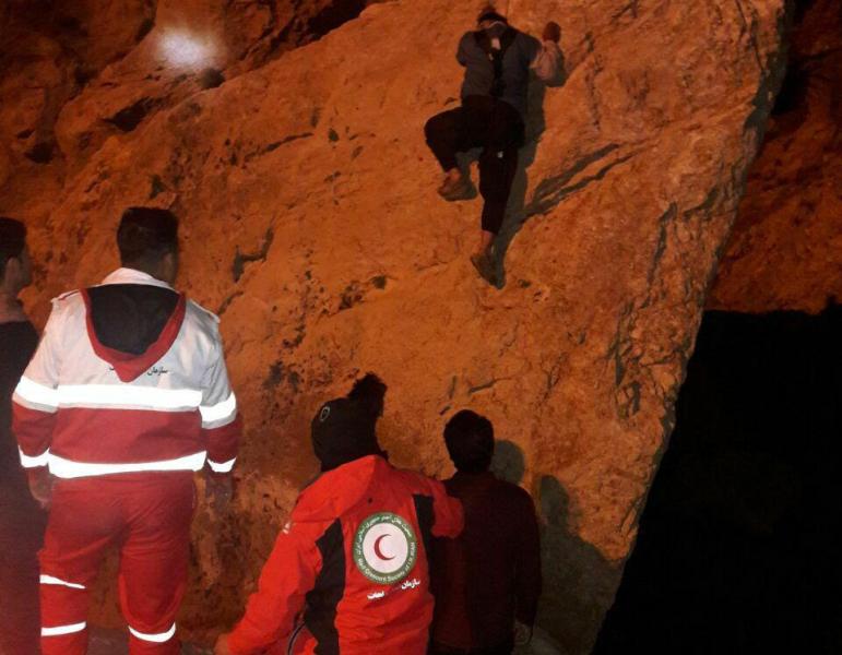 امدادرسانی هوایی به پیرمرد آسیب دیده کوهرنگی