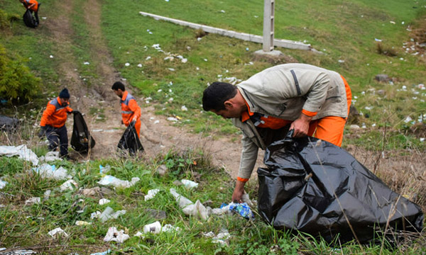 پاکسازی ورودی پارس آباد در آستانه سال نو