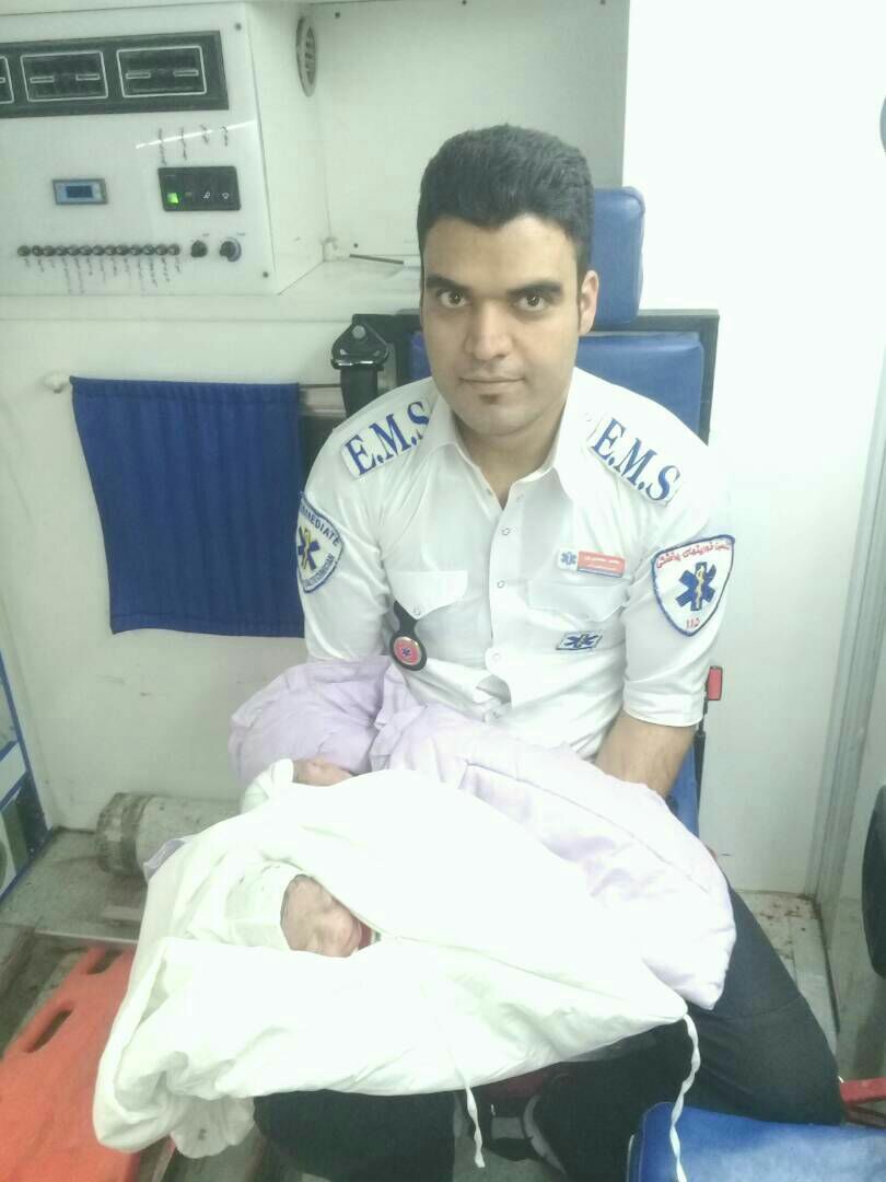 تولد دوقلوهای عجول در آمبولانس