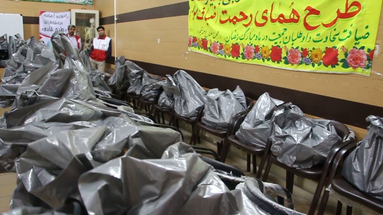 توزیع سبد کالا ویژه ماه رمضان بین مددجویان هلال احمر شهرضا