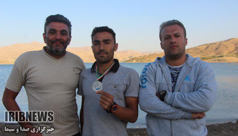 کسب نشان نقره توسط ورزشکار سنندجی در مسابقات دوگانه مردان کشور