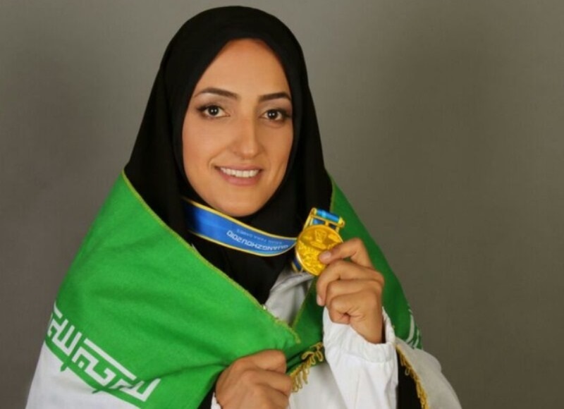 مدال طلای پرتاب وزنه بر گردن بانوی کرمانی