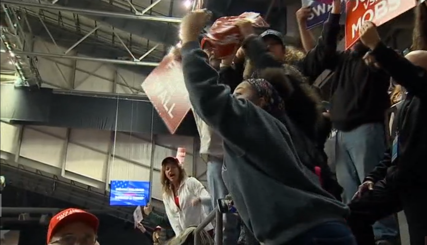 شهروندان آمریکایی سخنرانی ترامپ را مختل کردند شهروندان آمریکایی سخنرانی ترامپ را مختل کردند