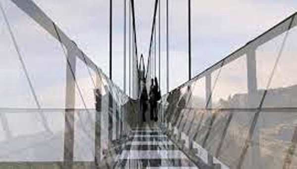 افتتاح نخستین پل تمام شیشه ای ایران در اسفند ماه