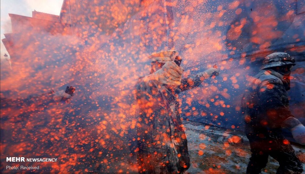 جنگ آرد و تخم مرغ در اسپانیا +تصاویر