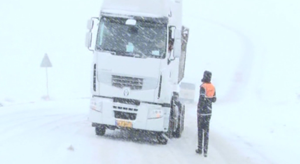 بارش برف و باران و لغزندگی جاده های کردستان