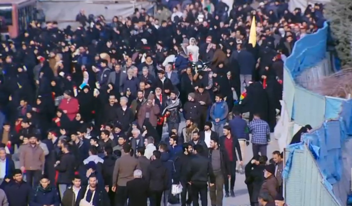 حضور انبوه مردم برای اقامه نماز جمعه به امامت مقام معظم رهبری