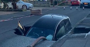 بلعیده شدن خودرو در گودال خیابان+فيلم