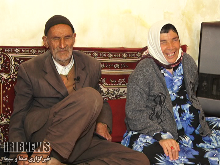 گوژ پشت خمیده با قدم های سخت