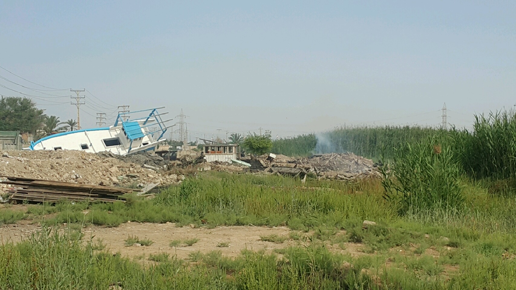 جمع آوری لنج های فرسوده از ساحل بهمنشیر