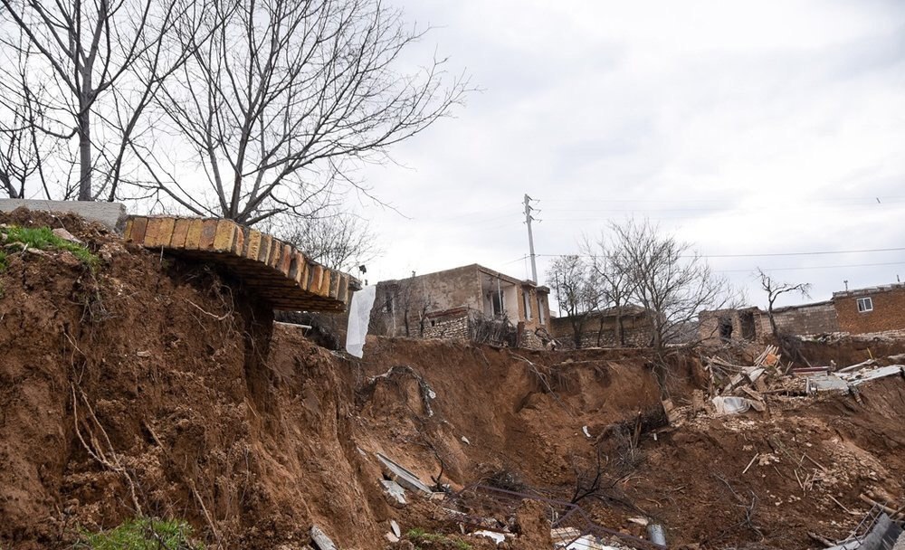 از خطر رانش زمین تا کمک های پتروشیمی و سیمان به سیل زدگان