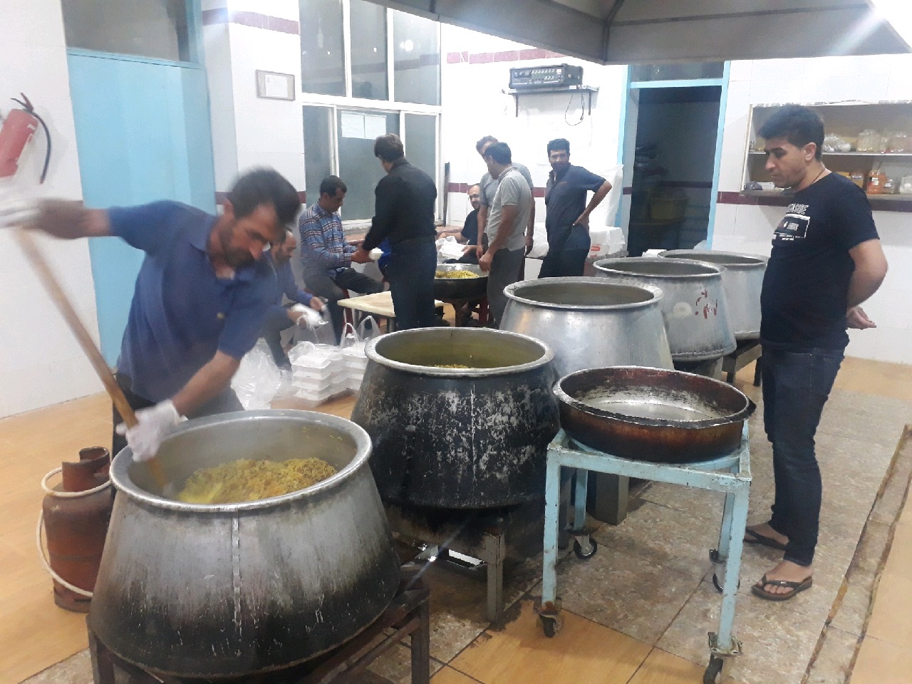 توزیع دو هزار پرس غذا بین نیازمندان بیضا