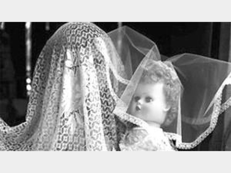 حلقه بخت بر دستان دخترکان حلقه بخت بر دستان دخترکان