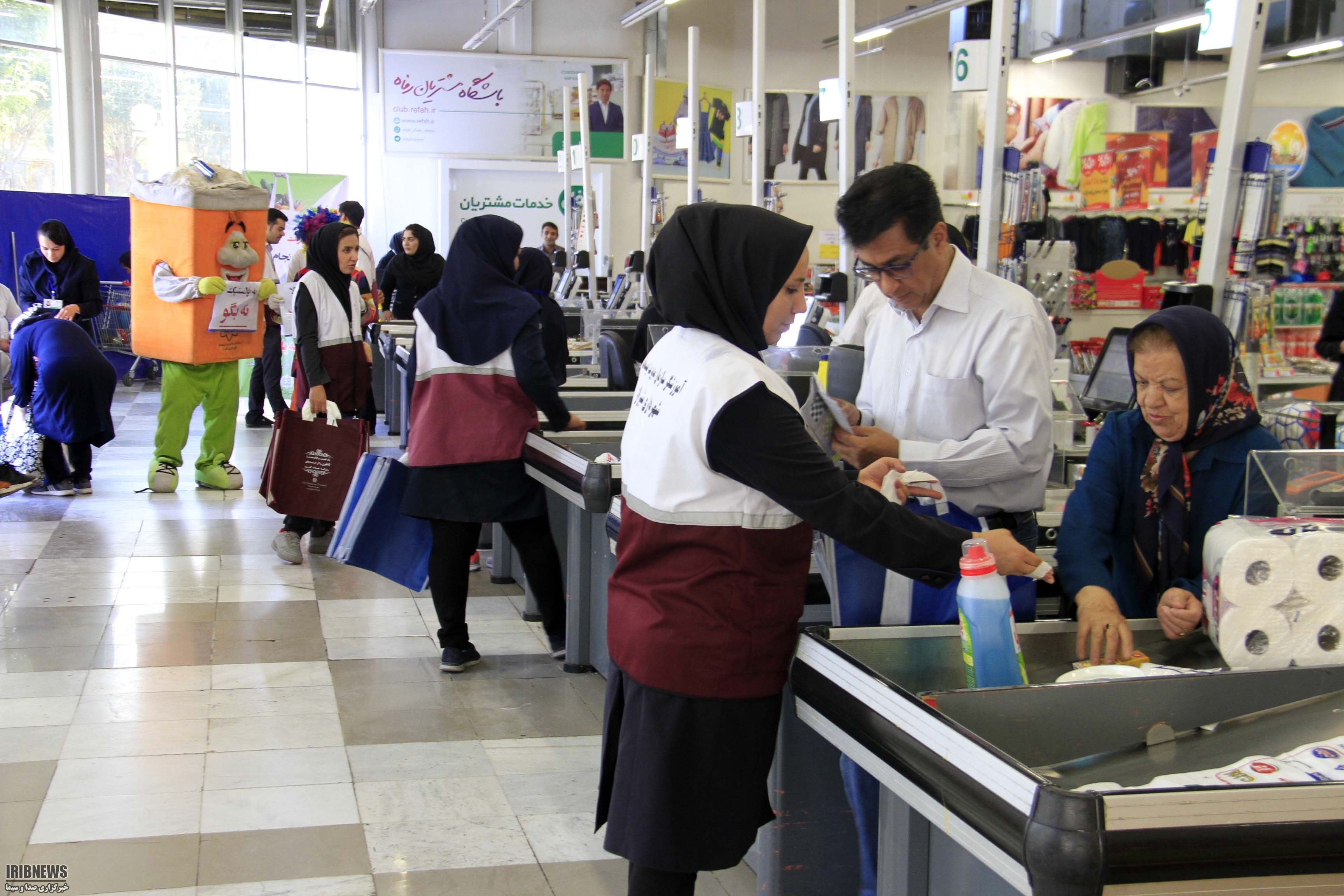 توزیع کیسههای بادوام در چند فروشگاه زنجیرهای شیراز توزیع کیسههای بادوام در چند فروشگاه زنجیرهای شیراز