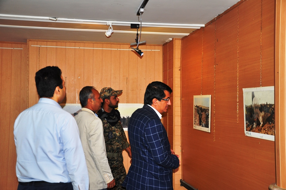 گشایش نمایشگاه عکس دفاع همچنان باقیست در نیشابور گشایش نمایشگاه عکس دفاع همچنان باقیست در نیشابور