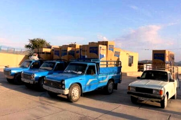 توزیع بسته های لوازم خانگی بین سیل‌زدگان اندیکا