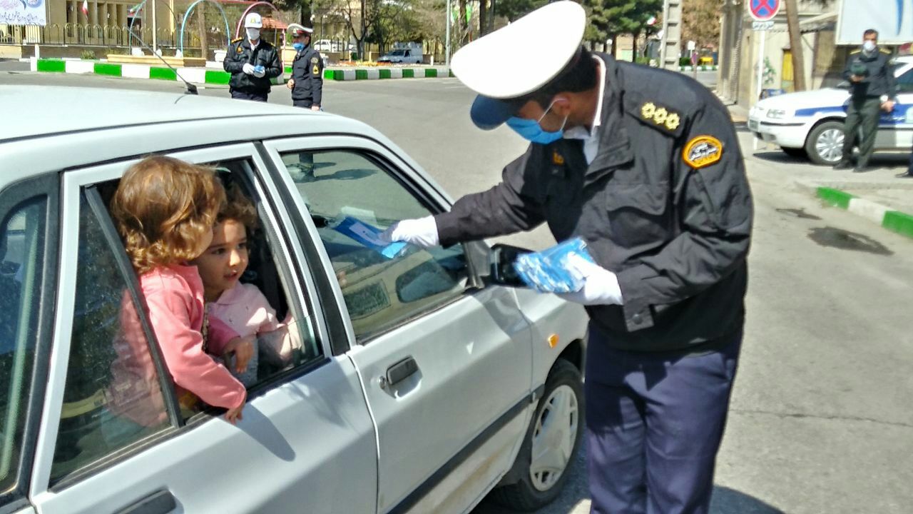 توزیع بیش از دو هزار ماسک میان شهروندان توزیع بیش از دو هزار ماسک میان شهروندان