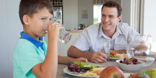 آیا نوشیدن آب همراه غذا مضر است؟ آیا نوشیدن آب همراه غذا مضر است؟