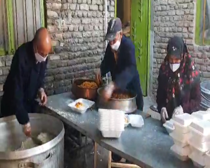 پخت غذای گرم در روستای دزیان بیارجمند