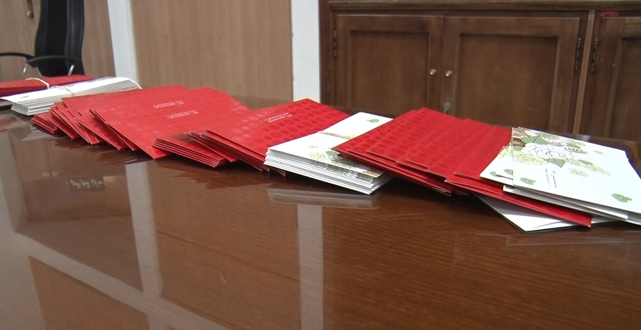 اهدای ۲۰۰ کارت هدیه در قالب طرح مومنانه به نیازمندان میبدی