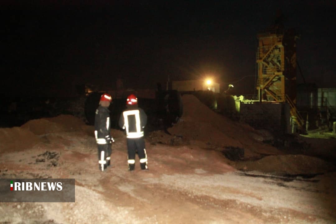 مهار آتش سوزی مخزن ۵۰ هزار لیتری قیر در شهرک کیان آباد