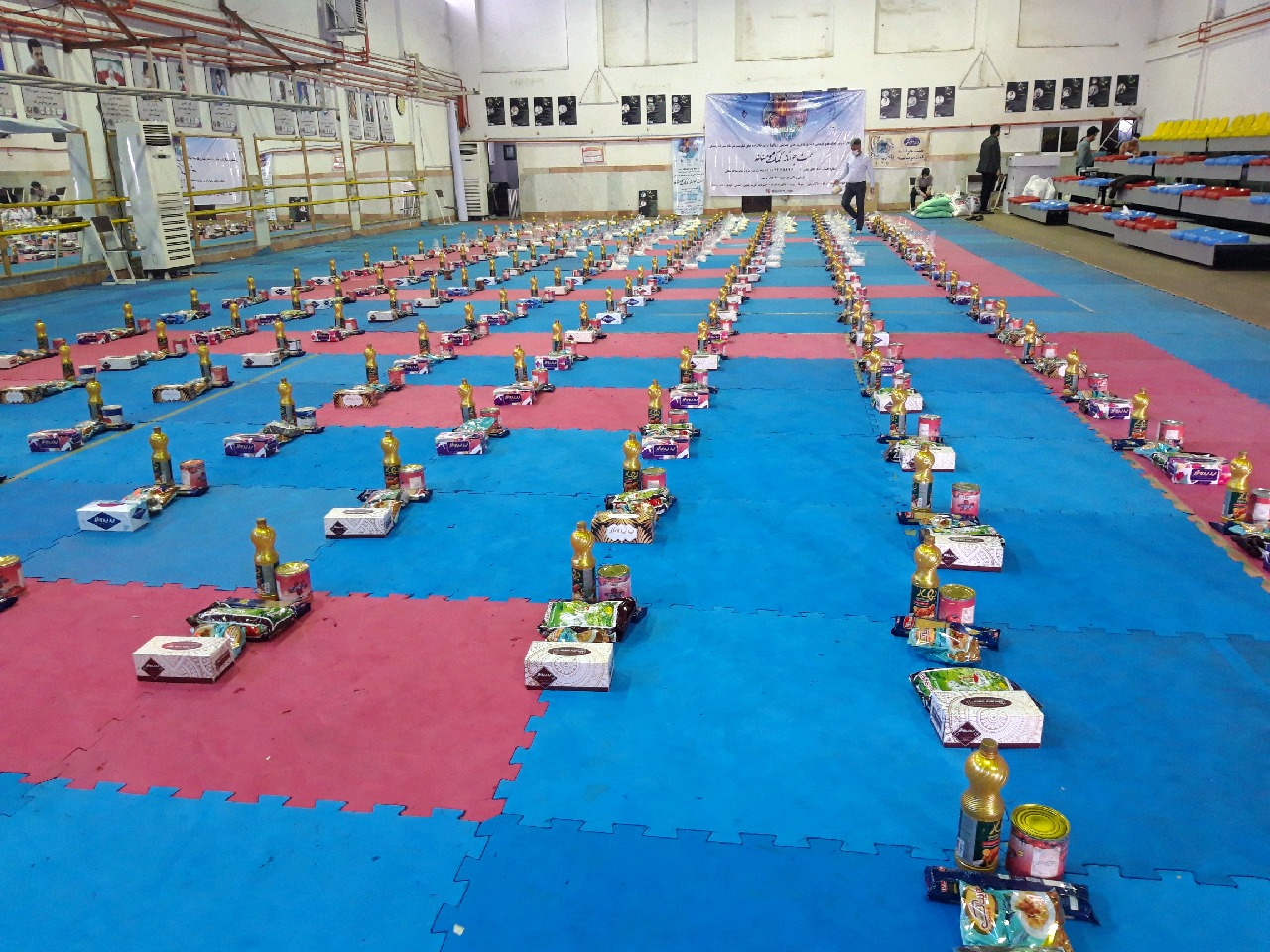 توزیع بسته های معیشتی بین نیازمندان با کمک جوانان بسیجی و ورزشکار