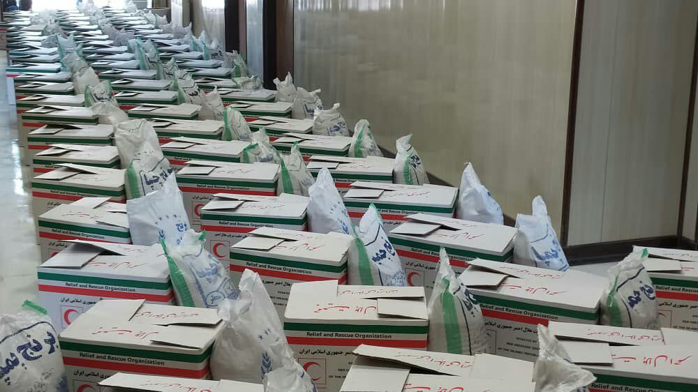 توزیع بستههای معیشتی در بافق توزیع بستههای معیشتی در بافق