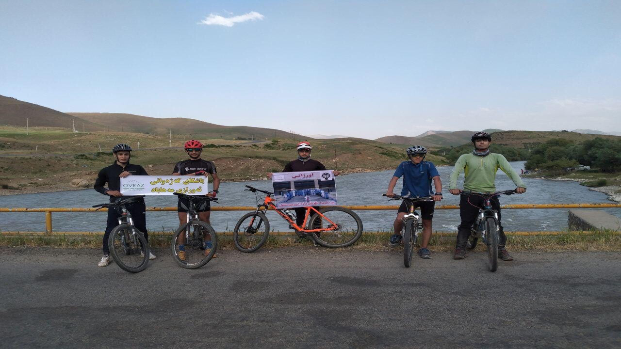 رکاب زدن مسیر ۱۷۴ کیلومتری برای حمایت از مدافعان سلامت رکاب زدن مسیر ۱۷۴ کیلومتری برای حمایت از مدافعان سلامت