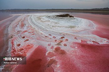 دریاچه حوض سلطان برای نخستین بار سرخ شد