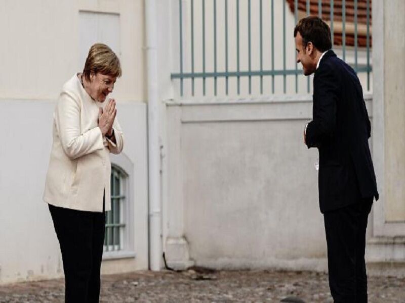 مرکل و مکرون فاصله دو متری را حفظ کردند مرکل و مکرون فاصله دو متری را حفظ کردند